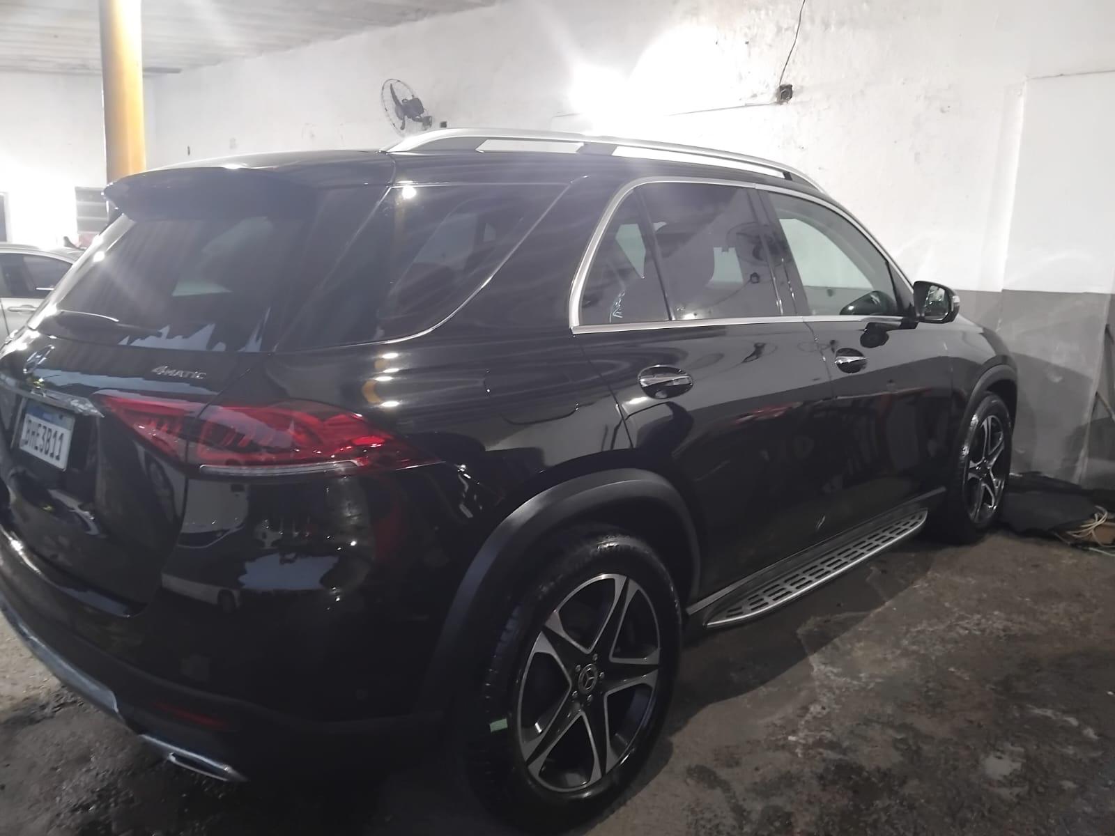Interior em couro da Mercedes GLE 400d